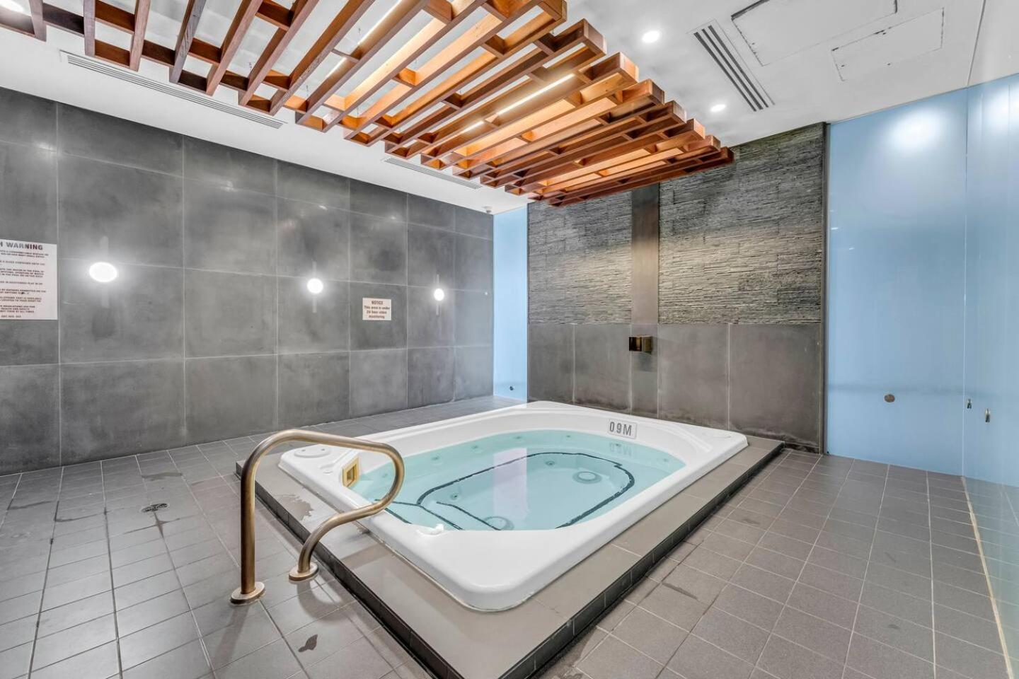 3 Bedroom Beside Cn Tower With Parking Downtown Toronto Exterior foto