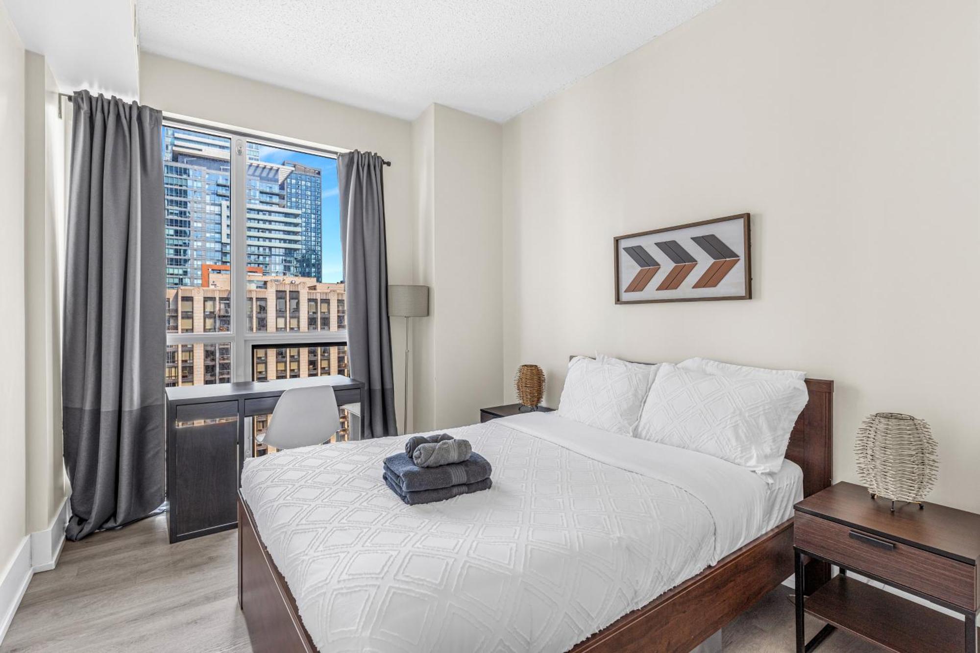 3 Bedroom Beside Cn Tower With Parking Downtown Toronto Exterior foto