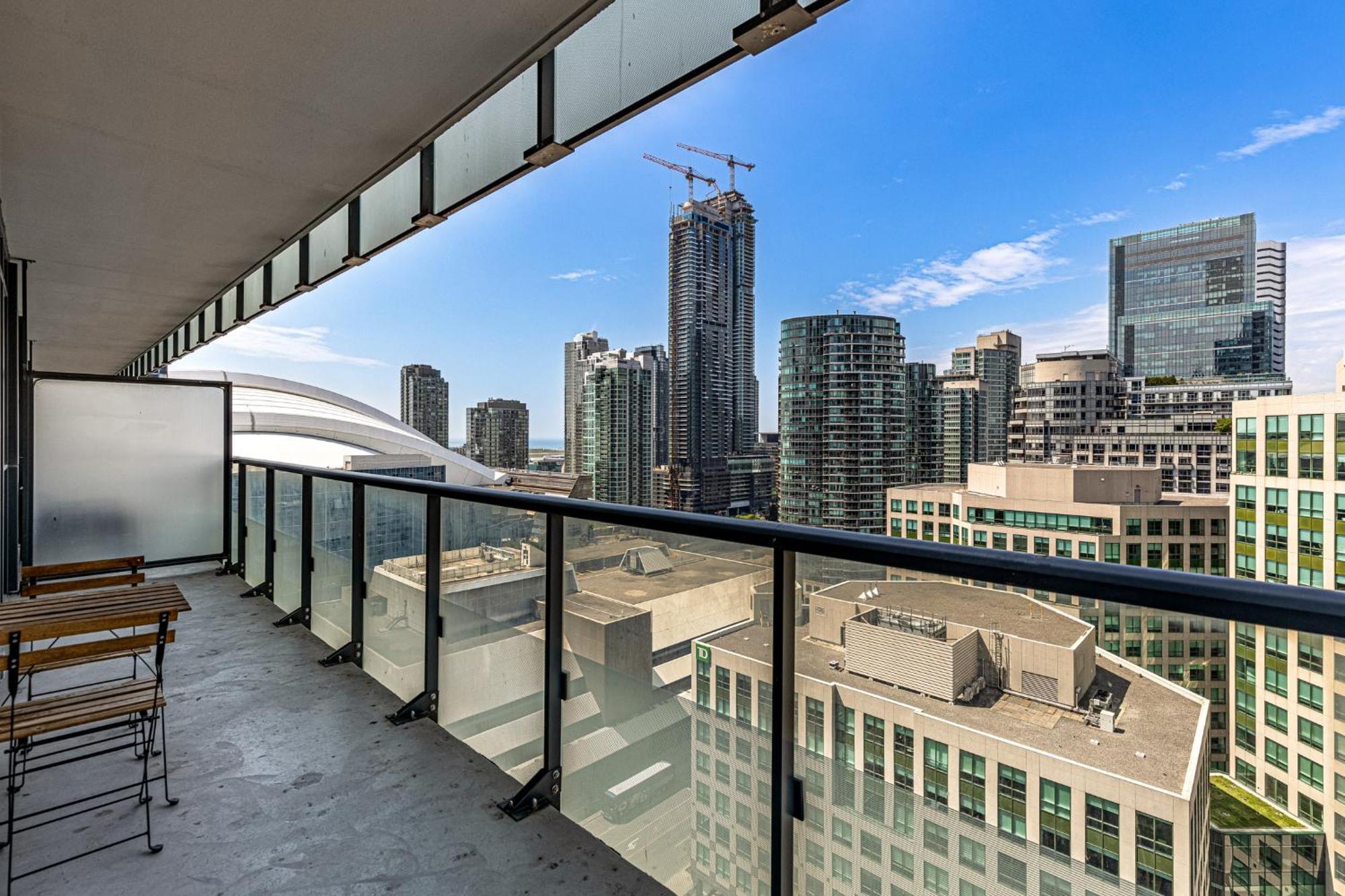 3 Bedroom Beside Cn Tower With Parking Downtown Toronto Exterior foto